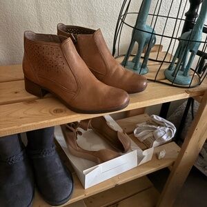 Dansko lesther bootie sz 38 (7.5 usa)